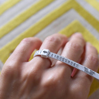 INSIDE NINA'S KLOSET Ring Sizer